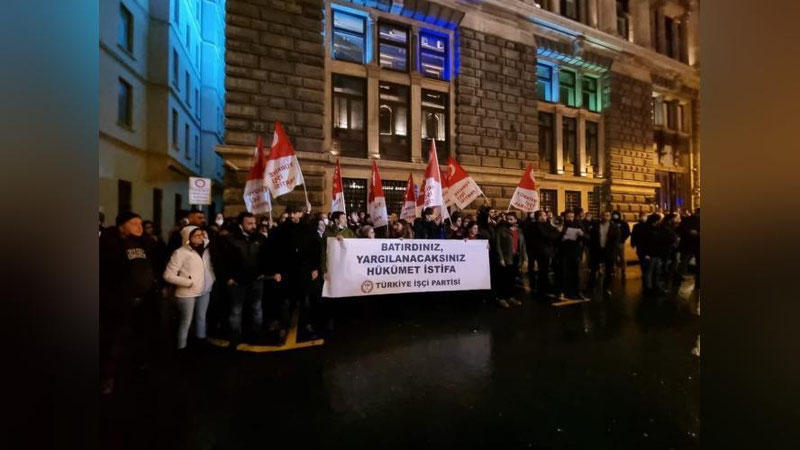 'Истанбулда ҳукумат истеъфосини сўраб инфляцияга қарши намойиш авж олмоқда. 40 дан ортиқ одам ҳибсга олинди — ОАВ'ning rasmi