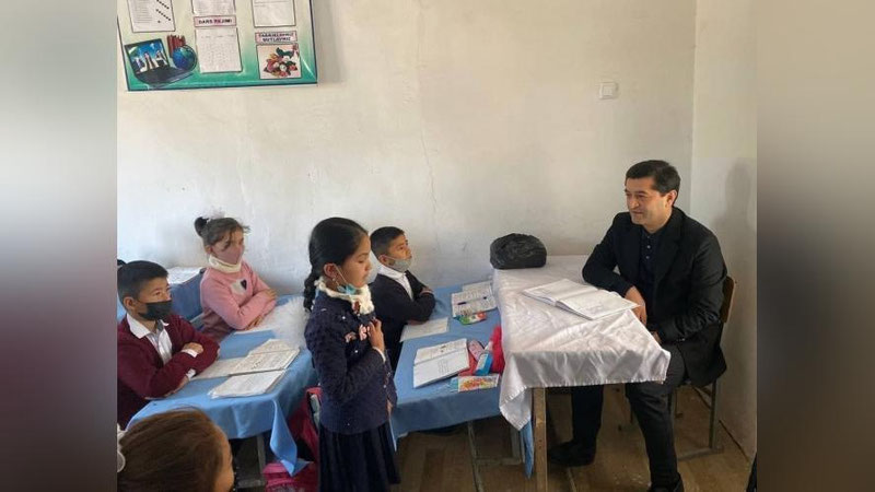 'Халқ таълимининг янги вазири ижтимоий тармоқда танқид қилинган Қашқадарёдаги мактабга бориб, ҳақиқатга гувоҳ бўлди'ning rasmi