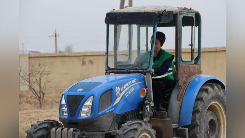 'Yakkabog`lik xotin-qizlar traktor haydashmoqda'ning rasmi