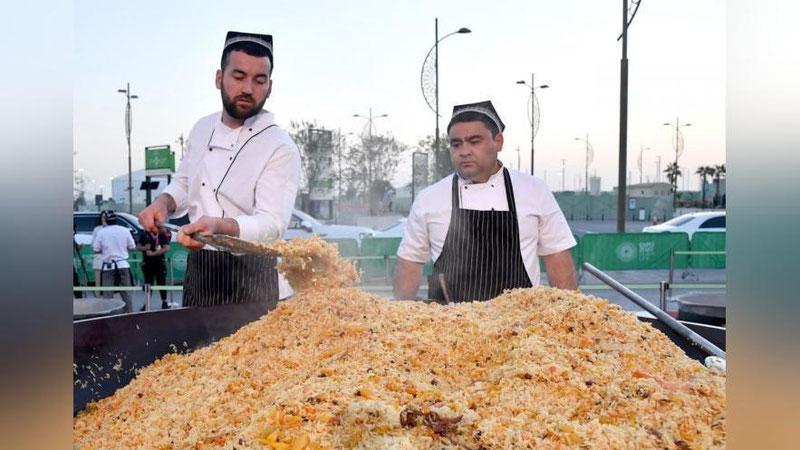 'Дубайдаги “ЭКСПО-2020” Бутунжаҳон кўргазмасида Баҳриддин Чустий 1000 килограммлик мега-палов тайёрлади'ning rasmi