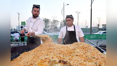 'Дубайдаги “ЭКСПО-2020” Бутунжаҳон кўргазмасида Баҳриддин Чустий 1000 килограммлик мега-палов тайёрлади'ning rasmi