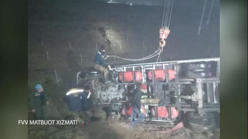 'Фарғонага кетаётган “Isuzu” Оҳангаронда ағдарилиб кетди (видео)'ning rasmi