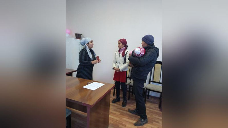 'Қаршида яшовчи оила 10 йил яшаб қонуний никоҳдан ўтишди'ning rasmi