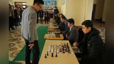 'Нодирбек Aбдусатторов ота юртида бира тўла 18 нафар рақиб билан дона суриб, "мастер-класс" ўтказди (фото)'ning rasmi