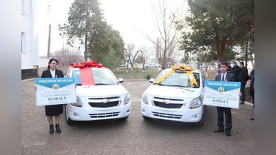 'Навоийда икки нафар ўқитувчига Cobalt автомобили совға қилинди'ning rasmi