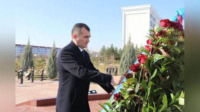 'Қашқадарёда раҳбарлар Ислом Каримов  ҳайкали пойига гулчамбар қўйишди (фото)'ning rasmi