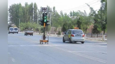 'Фарғонада қуёш батареялари ёрдамида ишлайдиган кўчма светофорлар ўрнатилмоқда'ning rasmi