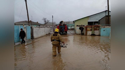 '"Юздан ортиқ хонадонга сув кириб борган". ФВВ Сирдарёдаги сув тошқини бўйича маълумот берди'ning rasmi