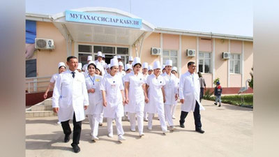 'Тиббиёт муассасаларининг малакали шифокорларига қўшимча устама тўланади – ССВ'ning rasmi