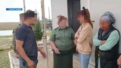 'Bekobodda ko`krak va bel qismiga 356 ming dollarni yashirib, Tojikistonga olib chiqib ketayotgan ikki ayol qo`lga tushdi'ning rasmi