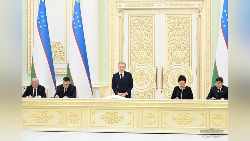 '"Мен бу муҳим жараёнларни диққат билан кузатиб боряпман". Президентнинг Конституциявий комиссия аъзолари билан учрашуви бошланди'ning rasmi