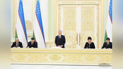 '"Мен бу муҳим жараёнларни диққат билан кузатиб боряпман". Президентнинг  Конституциявий комиссия аъзолари билан учрашуви бошланди'ning rasmi