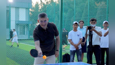 '"Ssenariylardan chekingan holda, rahbar bo`lib emas, dildan suhbat qilish uchun keldim" — Sherzod Kudbiev va yoshlar o`rasida galstuksiz uchrashuv o`tkazildi'ning rasmi