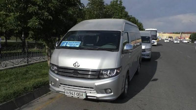 '"Регистон майдони – Бозоров кўчаси"  Самарқандда туризм кўчаларини боғловчи такси йўналиши очилди'ning rasmi