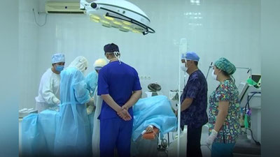 'Ўзбекистонда илк бор хавфли суяк ўсмасига чалинган 14 ёшли ўсмирда ноёб эндопротезлаш амалиёти бажарилди'ning rasmi