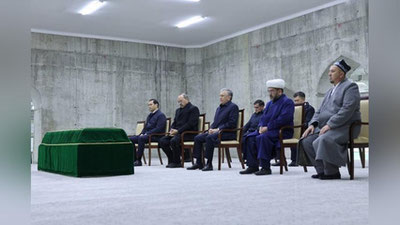 'Prezident Samarqanddagi Imom Buxoriy maqbarasiga tashrif buyurdi'ning rasmi