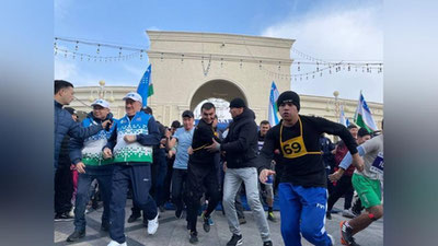 'Ko`kka etgan bayroq, jangovor chiqishlar yoxud barchani shod qilgan "Ashxobod"...  "Yangi Nafas" ommaviy yugurish musobaqasidan fotoreportaj'ning rasmi