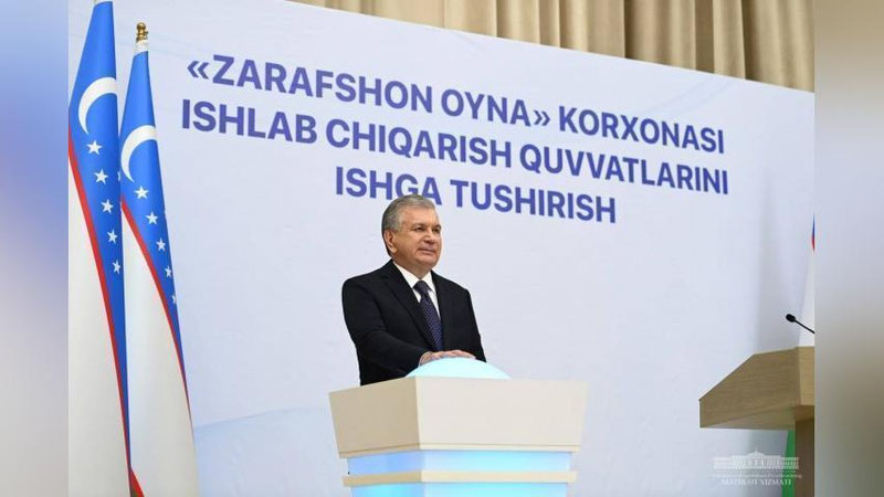 'Shavkat Mirziyoev ramziy tugmani bosib, “Zarafshon oyna” korxonasini ishga tushirdi'ning rasmi