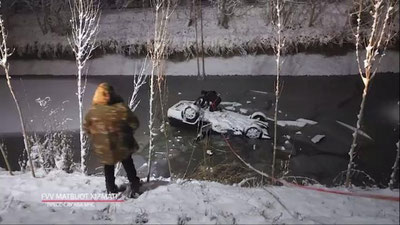 Изрображение 'В Намангане автомобиль "Нексия" вытащили из канала (видео)'