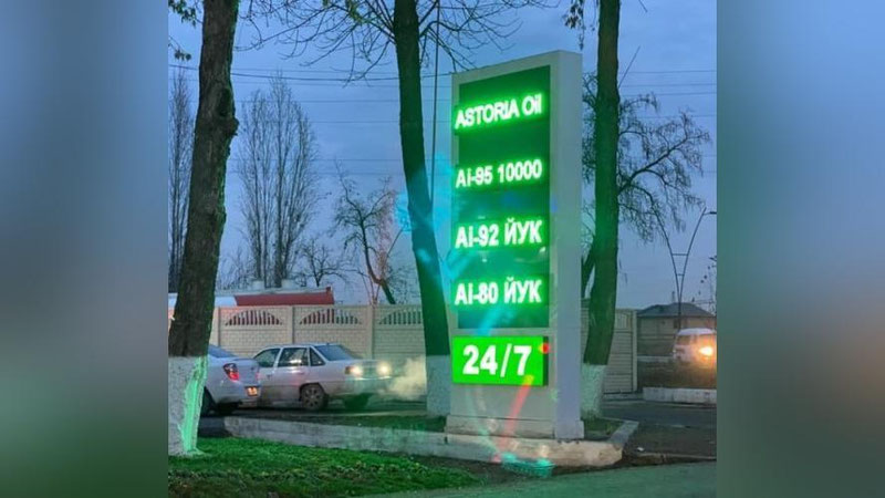 Изрображение 'Что с бензином? В соцсетях жалуются на километровые очереди на АЗС (видео)'