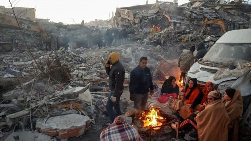 'Turkiya va Suriyadagi zilzilalar qurbonlarining umumiy soni 28 ming kishidan oshdi'ning rasmi