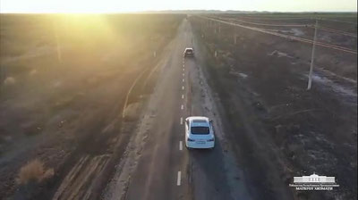 'Shavkat Mirziyoev avtomobil haydab o`tgan Surxondaryodagi 111 kilometr yo`lni ta`mirlash ishlari boshlandi (video)'ning rasmi