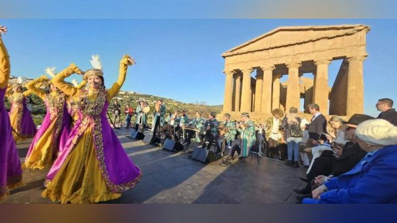 '"Navro`z" ansambli – Italiyaning "Bodom gullaganida" festivali g`olibi'ning rasmi