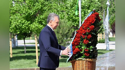 Изрображение 'Президент Узбекистана возложил цветы к памятнику "Ода стойкости"'