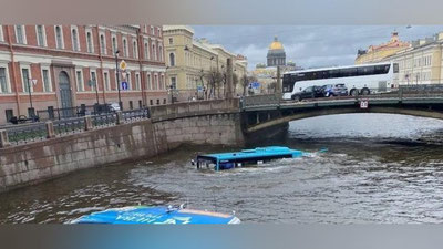 'Sankt-Peterburgda yo`lovchi avtobus daryoga tushib ketdi'ning rasmi