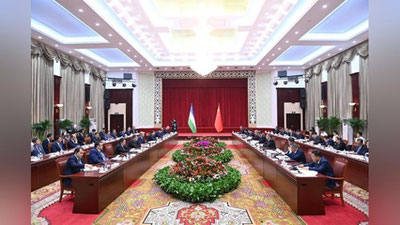 Изрображение 'Премьер-министр Узбекистана прибыл в Урумчи'