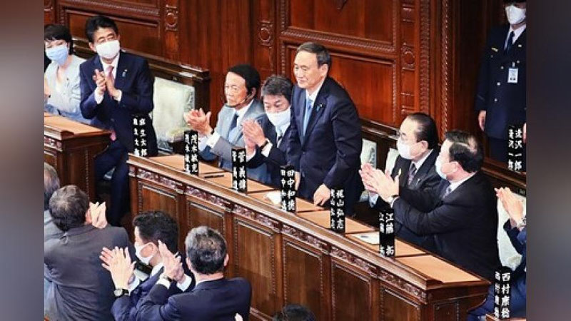 'Япония Бош вазири ўғли расмийлар билан овқатлангани учун кечирим сўради'ning rasmi