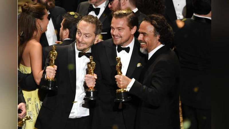 Изрображение 'Триумфальное селфи Ди Каприо с «Оскаром» и слезы радости Кейт Уинслет (ФОТО)'