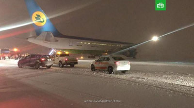 Изрображение 'БОИНГ УЗБЕКСКИХ АВИАЛИНИЙ ВЫКАТИЛСЯ ЗА ПОЛОСУ В "ПУЛКОВО" (ФОТО)'