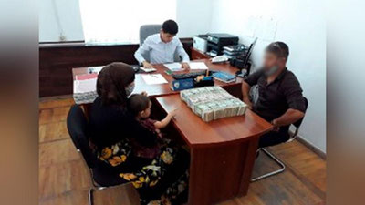 'Buxorolik erkak ikki xotiniga bir yo`la 810 mln so`mdan ortiq aliment to`lab rekord o`rnatdi'ning rasmi