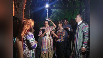 Изрображение 'Гендиректор ЮНЕСКО Одрэ Азуле примерила национальную одежду Узбекистана (фото, видео)'