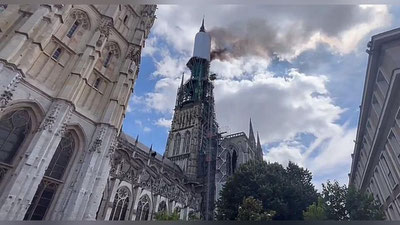 Изрображение 'Во Франции загорелся шпиль знаменитого Руанского собора (видео)'