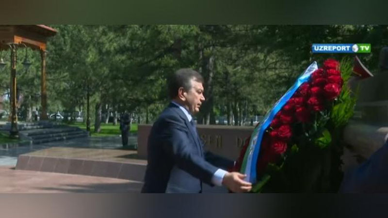 Изрображение 'ШАВКАТ МИРЗИЁЕВ ВОЗЛОЖИЛ ЦВЕТЫ К МОНУМЕНТУ СКОРБЯЩЕЙ МАТЕРИ (ВИДЕО)'