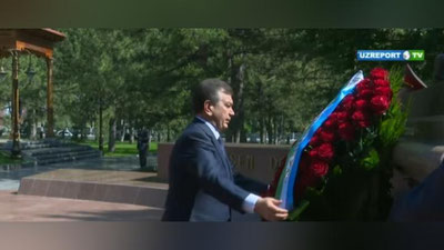 Изрображение 'ШАВКАТ МИРЗИЁЕВ ВОЗЛОЖИЛ ЦВЕТЫ К МОНУМЕНТУ СКОРБЯЩЕЙ МАТЕРИ (ВИДЕО)'
