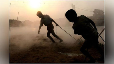 'Endi voyaga etmaganlarni majburiy mehnatga  jalb qilish to`g`ridan-to`g`ri jinoiy javobgarlikka sabab bo`ladi'ning rasmi