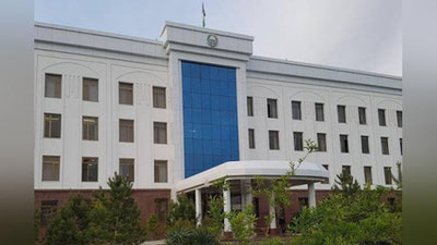 'Qashqadaryoda rag`bat pulini ololmay, viloyat hokimligi binosi oldida to`plangan tez yordam haydovchilari va hamshiralar vaziyati bo`yicha izoh berildi'ning rasmi