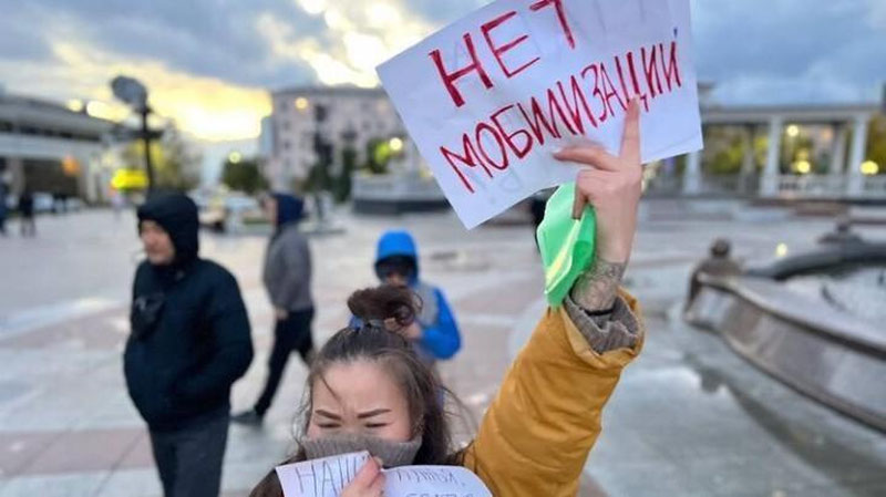 'Россияда эълон қилинган қисман сафарбарликка қарши намойишлар кенгаймоқда'ning rasmi