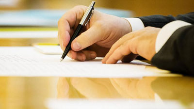 'Prezident Shuhrat G`aniev, Xayrulla Bozorov va Shavkat Abdurazzoqovlarni yangi lavozimga tayinlash haqida farmonni imzoladi'ning rasmi