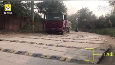 Изрображение 'В ПЕКИНЕ СДЕЛАЛИ СОТНИ "ЛЕЖАЧИХ ПОЛИЦЕЙСКИХ" НА 1 КИЛОМЕТР ДОРОГИ (ВИДЕО)'