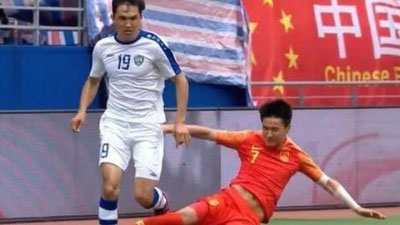 Изрображение 'КИТАЙСКИЙ ФУТБОЛИСТ ПОДАРИЛ ТРАВМИРОВАННОМУ ИМ УЗБЕКИСТАНЦУ ИНВАЛИДНУЮ КОЛЯСКУ'