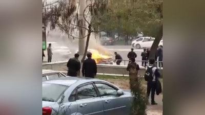 Изрображение 'ДРАМАТИЧЕСКИЙ МОМЕНТ: ВОДИТЕЛЬ ПЫТАЕТСЯ ПОТУШИТЬ ГОРЯЩИЙ "СПАРК" (ВИДЕО)'