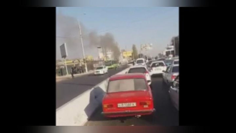 Изрображение 'НА КУЙЛЮКЕ В ТАШКЕНТЕ УТРОМ ГОРЕЛ АВТОБУС (ВИДЕО)'