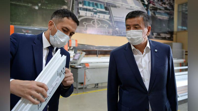 Изрображение 'Президент Кыргызстана Сооронбай Жээнбеков посетил кыргызско-узбекское предприятие IMZO'