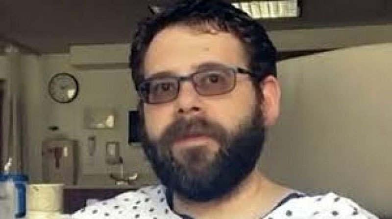 'Koronavirusdan shifo topgan bemor klinika eshigiga xat yozib qoldirdi'ning rasmi