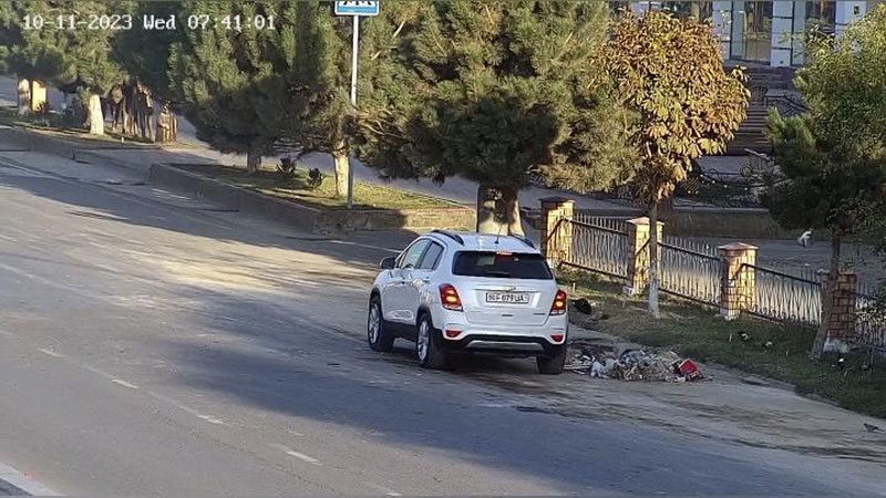 Изрображение 'Автомобилисты Намангана упорно выбрасывают мусор на обочину под видеокамерами'
