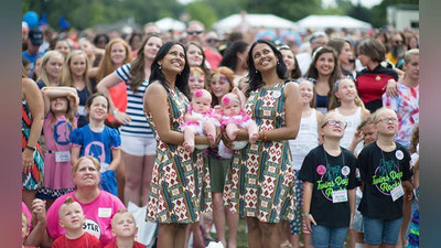 'Egizaklar festivali Tvinsburgni mashhur qildi'ning rasmi